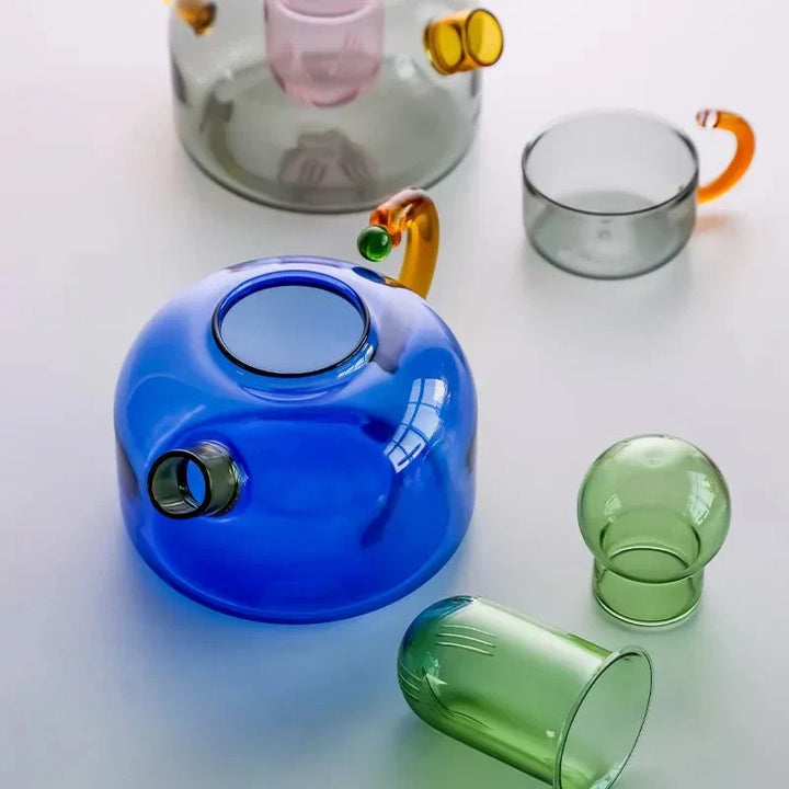 Vaisselle de cuisine design: bouilloire transparente et set de tasses en verre pour infusion.