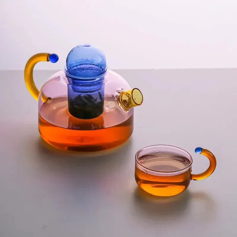 Bouilloire transparente en verre borosilicate pour infusion de thé élégante. Design moderne.