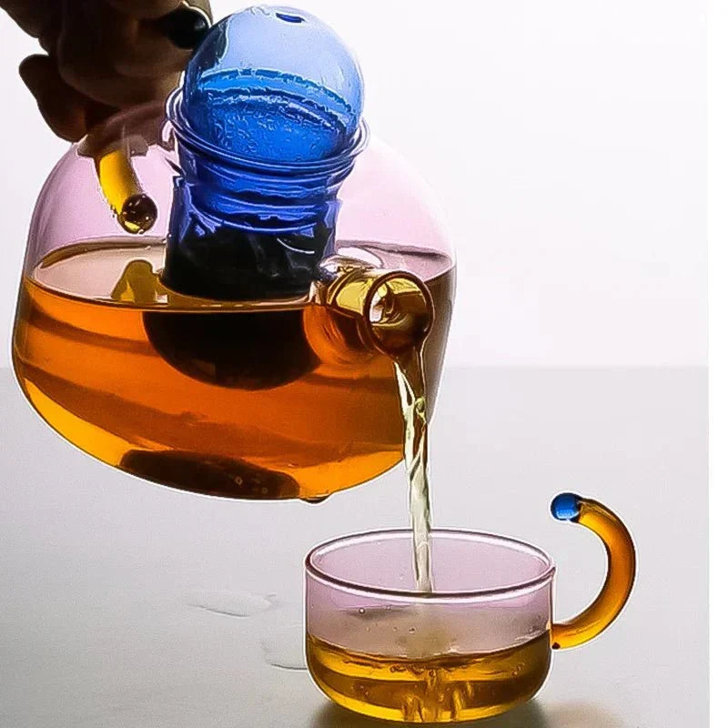 Service à thé élégant: bouilloire transparente et tasses en verre borosilicate pour infusion.