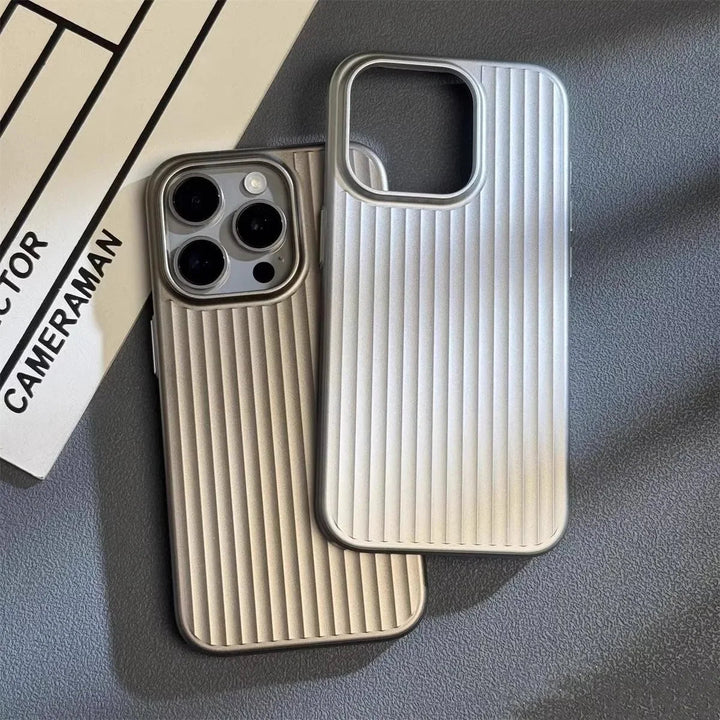Vue latérale d'une coque iPhone ultra-fine, illustrant sa faible épaisseur et sa protection fiable.