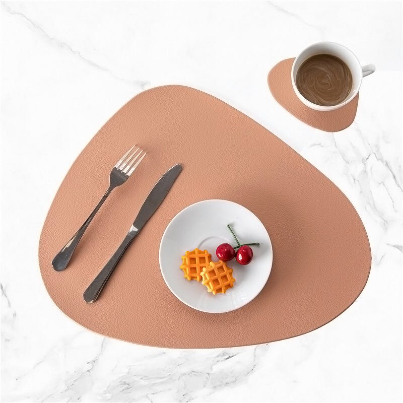 Accessoire de repas durable : set de table en cuir vegan, parfait pour cuisine et maison élégantes.