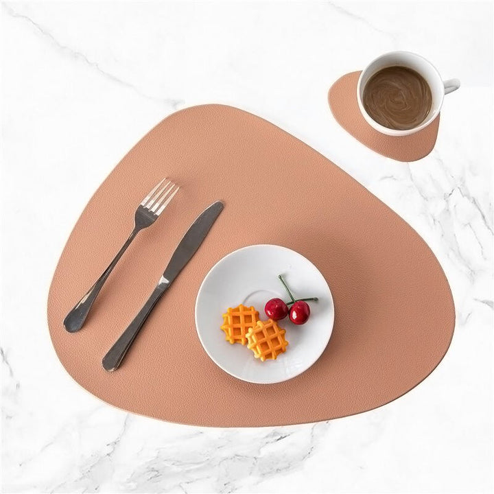 Accessoire de repas durable : set de table en cuir vegan, parfait pour cuisine et maison élégantes.