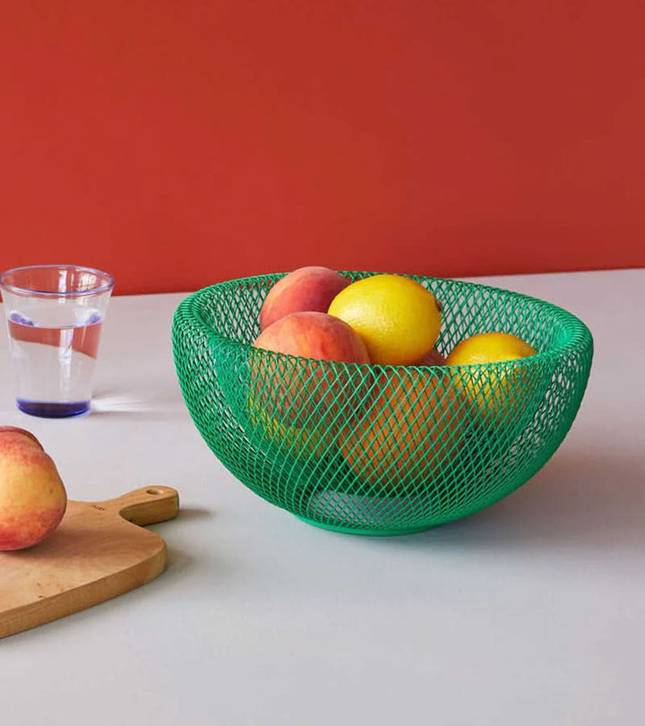 Panier à fruits en acier stylé, idéal pour le rangement cuisine et assurer la fraîcheur grâce à sa ventilation.