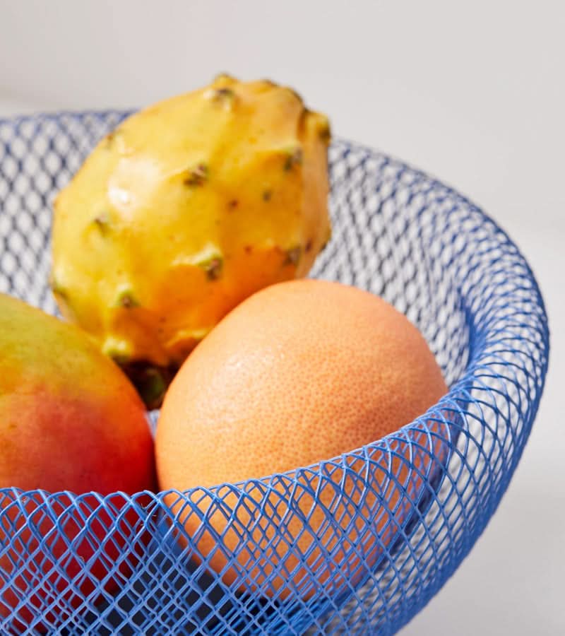 Rangement cuisine fonctionnel : corbeille à fruits en acier, décorative et maximise la fraîcheur des produits.