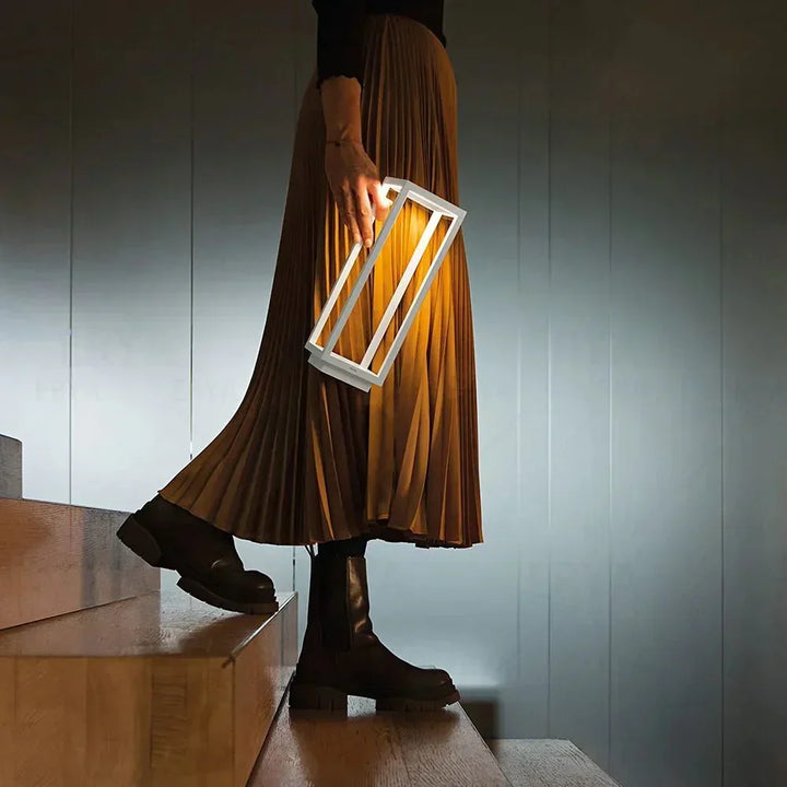 Lampe de table LED autonome gris foncé pour extérieur, avec fonction tactile, design moderne et épuré.