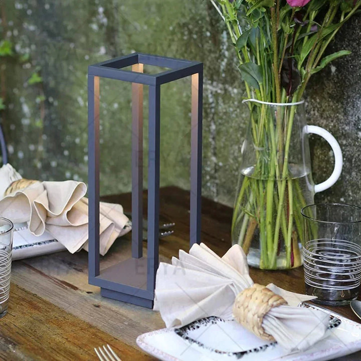 Lampe de table sans fil gris foncé, contrôle tactile, LED, offrant un éclairage extérieur pratique et élégant.