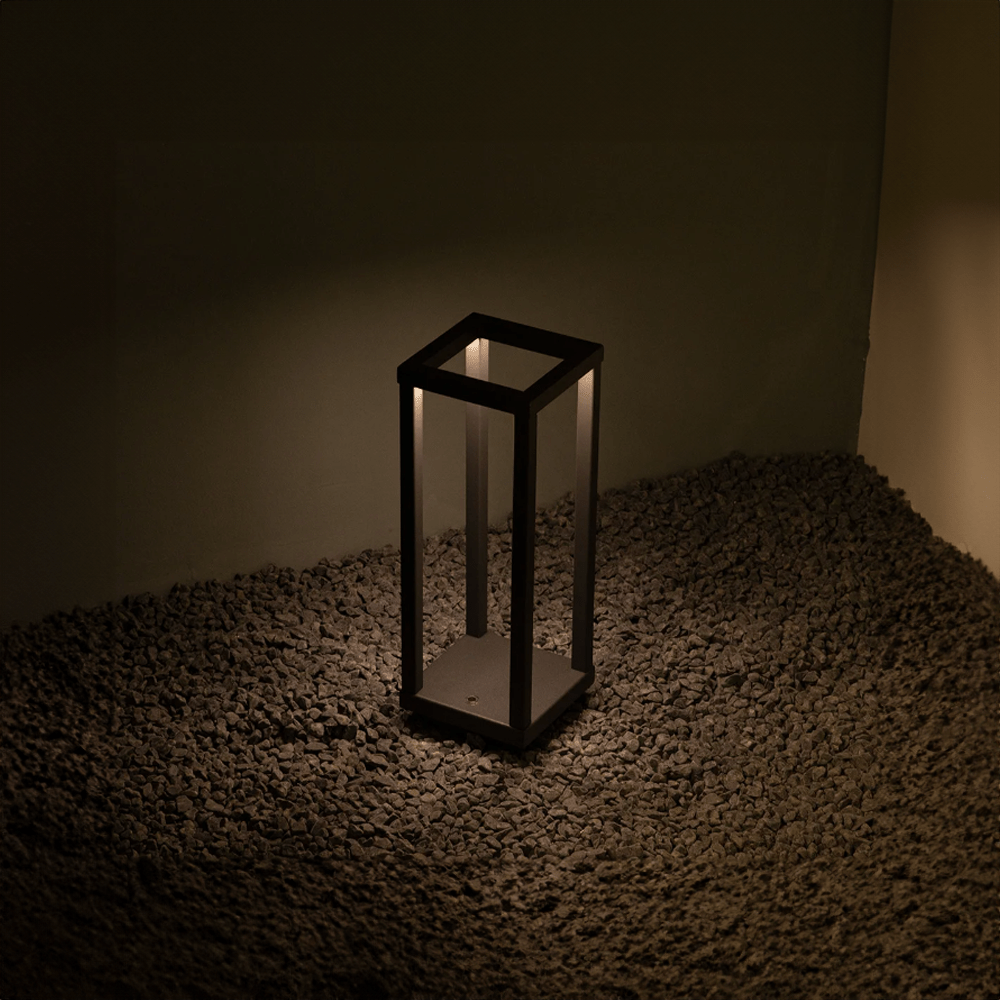 Lampe de table LED sans fil gris foncé, tactile, pour éclairage extérieur moderne et design.
