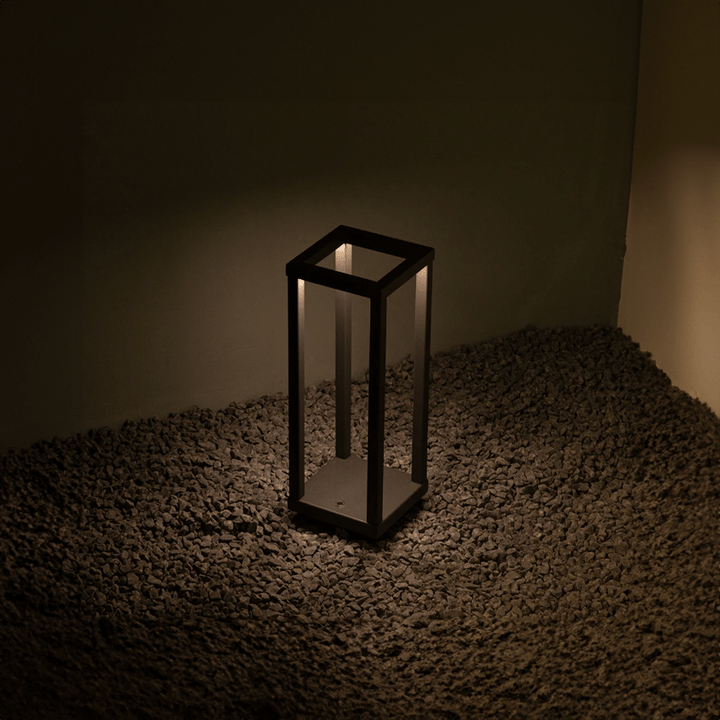 Lampe de table LED sans fil gris foncé, tactile, pour éclairage extérieur moderne et design.