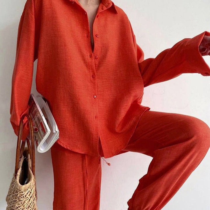 Détail d'un ensemble femme deux-pièces en lin blanc, matière respirante et élégante. Idéal pour un look d'été confortable.