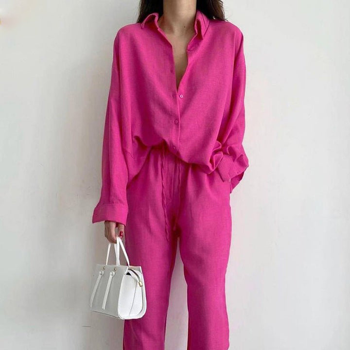 Femme souriante portant un ensemble deux-pièces en lin bleu ciel, tenue d'été décontractée et confortable pour la mode féminine.