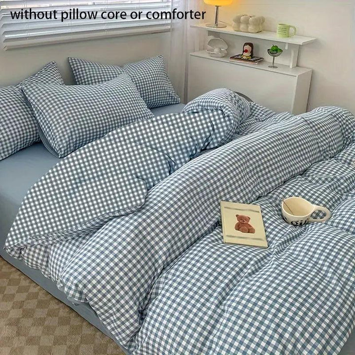 Parure de lit : Couette à motif carreaux bleus intemporel, pour une chambre douillette avec un design élégant et frais.