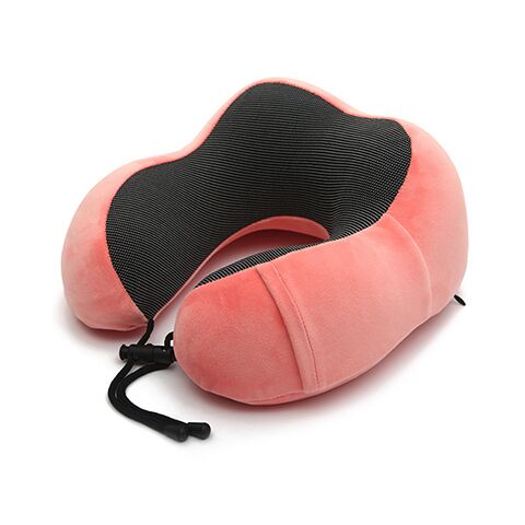Passager reposé avec un coussin cervical mémoire de forme pendant un vol long-courrier, confort avion garanti.