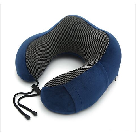 Voyageur détendu grâce au coussin cervical ergonomique en train, confort mémoire de forme pour la nuque.