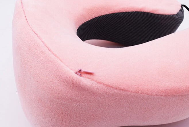Nuit de repos améliorée avec ce coussin cervical de voyage en mousse à mémoire de forme, idéal pour le confort.