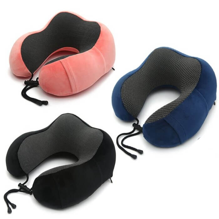 Coussin cervical polyvalent en mousse à mémoire de forme, parfait pour reposer la nuque en auto, avion et train.