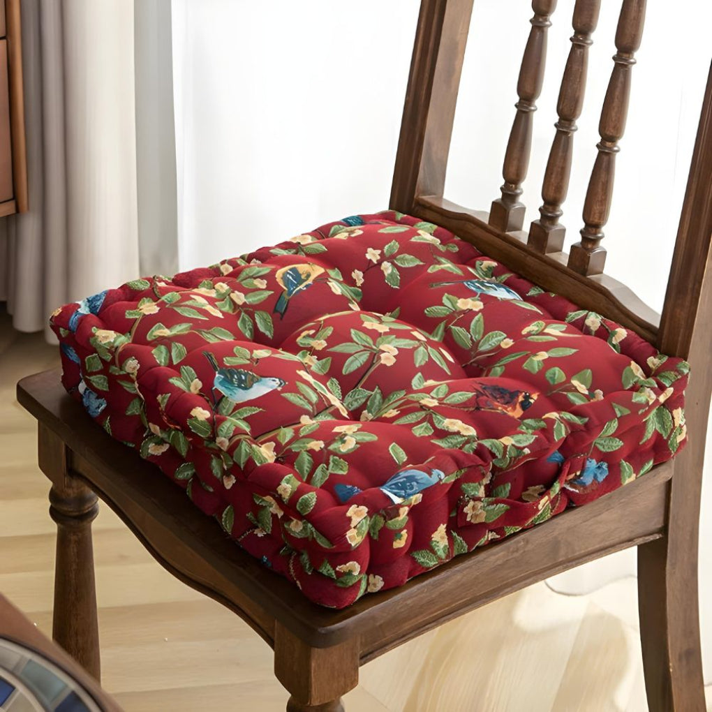 Coussin de chaise design, imprimé oiseaux et feuilles vertes. Apporte confort et touche nature à votre intérieur.
