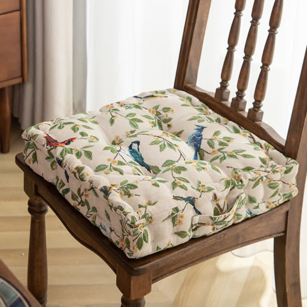 Coussin de chaise moelleux en polyester, motif feuilles et oiseaux. Parfait pour le confort et la déco nature du salon.