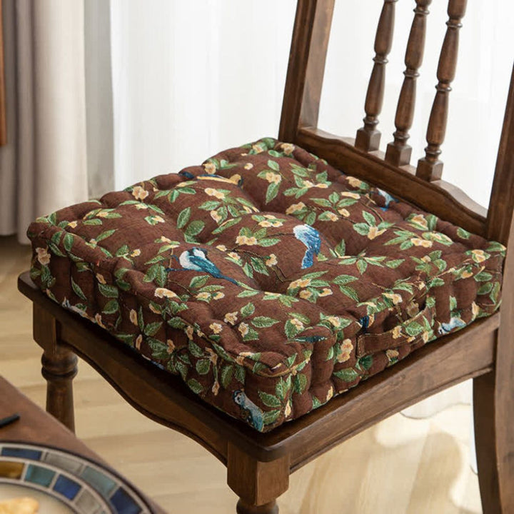 Coussin de chaise imprimé oiseaux et feuilles, design nature et botanique. Pour un intérieur confortable et stylé.