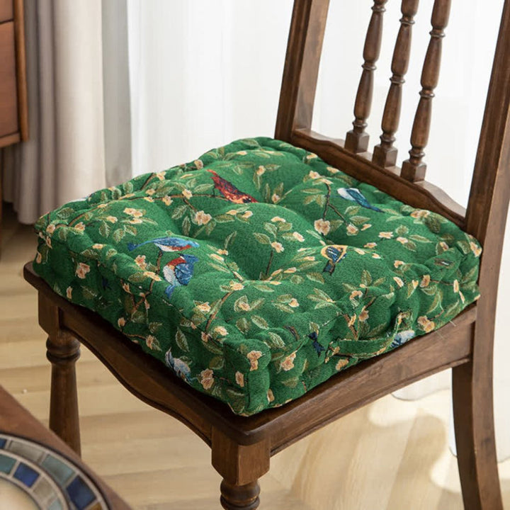 Coussin de chaise imprimé oiseaux et feuilles. Confortable et moelleux, parfait pour une déco intérieure nature et design.
