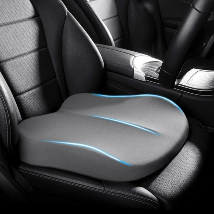 Coussin de siège auto anti-dérapant en mousse mémoire de forme. Ergonomique pour confort et soutien lombaire prolongé sur la route.