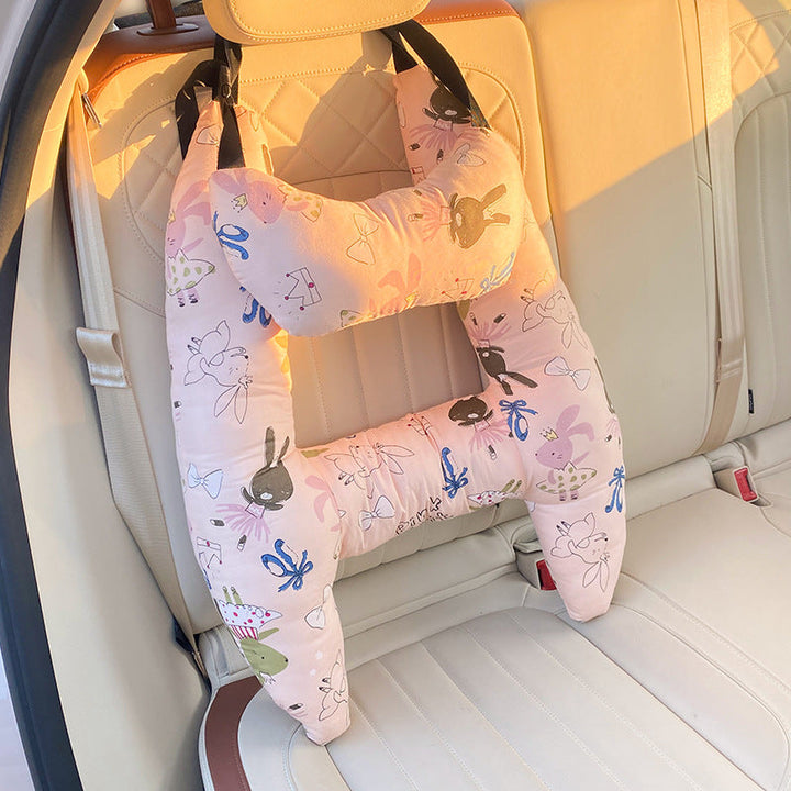 Coussin de voyage polyvalent pour enfant, offrant soutien ergonomique du cou en voiture, train ou avion.