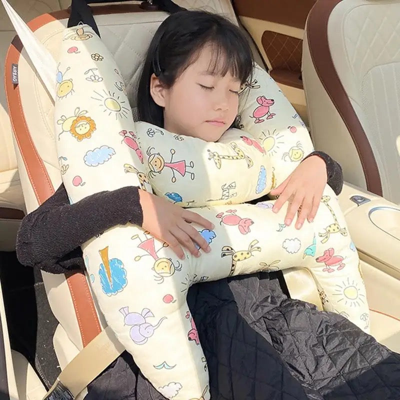 Coussin de voyage pour enfant, conçu pour offrir un soutien sûr et confortable du cou lors des longs trajets en voiture.
