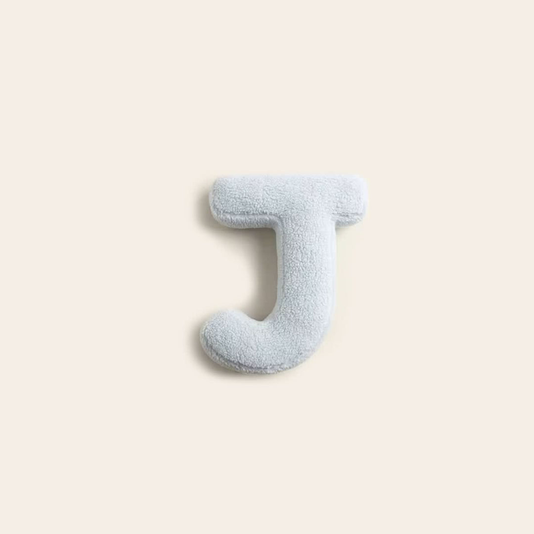 Coussin lettre J décoratif, coton, parfait pour chambre d'enfant ou idée cadeau.