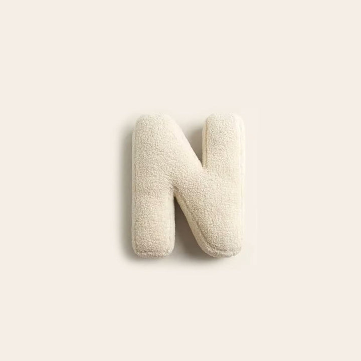 Coussin lettre N en coton doux, design unique, pour lit enfant ou salon.