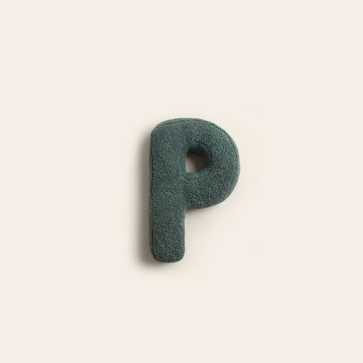 Coussin alphabet P en coton, apporte confort et style à tout canapé ou lit.