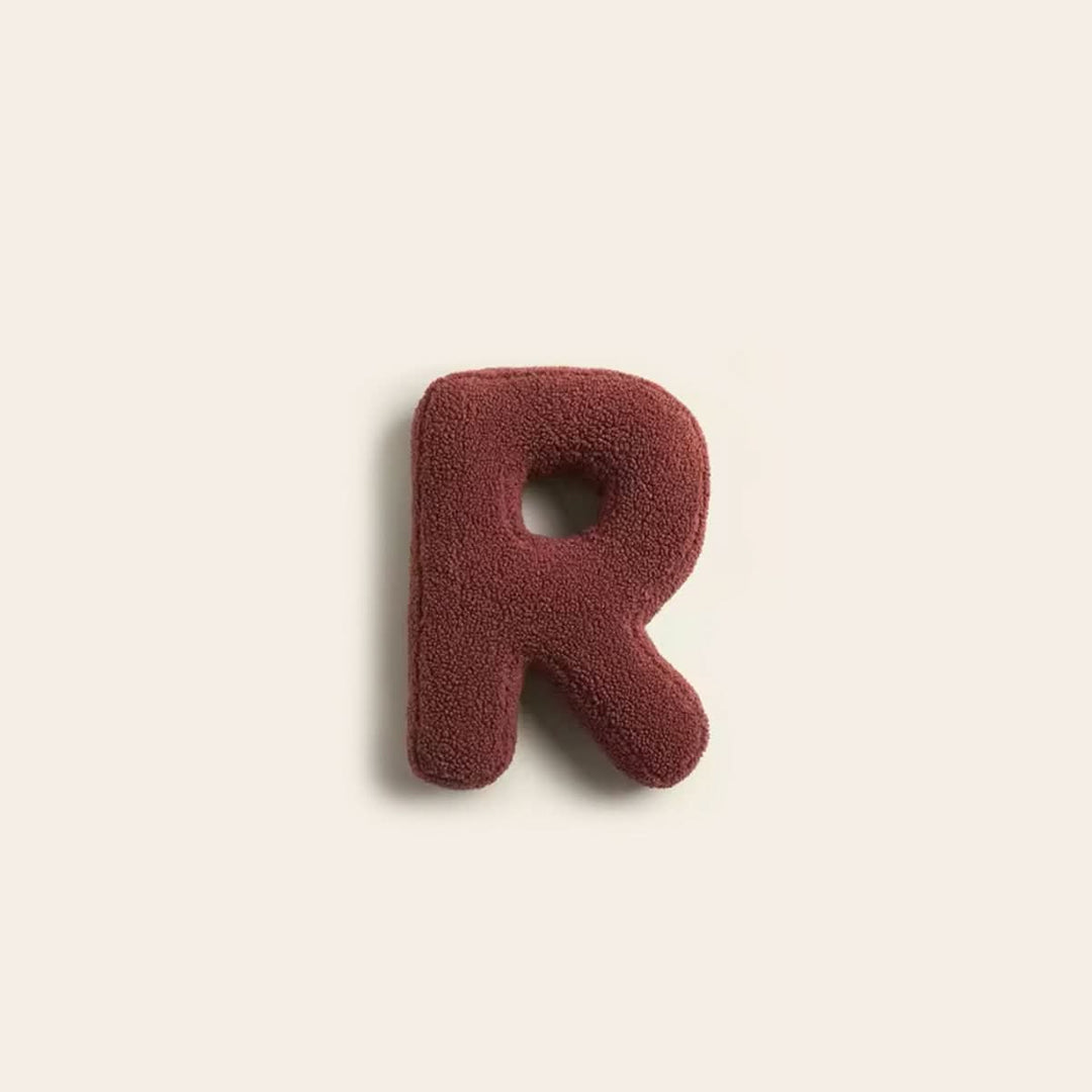 Coussin personnalisé R, doux et décoratif, idéal pour salon ou chambre à coucher.