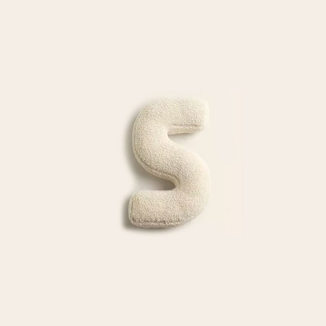Coussin lettre S en coton, ajout unique pour canapé, lit ou déco enfant.