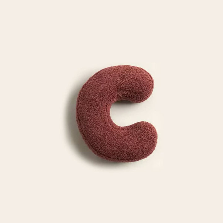Coussin lettre C personnalisé pour lit ou canapé, coton doux, style unique.