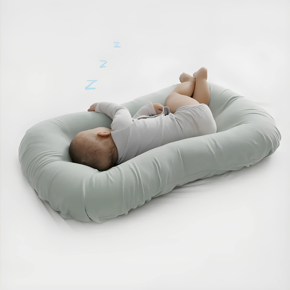 Bébé dort paisiblement sur son coussin orthopédique respirant, offrant un soutien optimal.