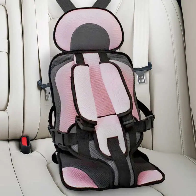 Coussin rehausseur enfant moelleux pour siège auto, garantissant un confort et bien-être accrus sur la route.