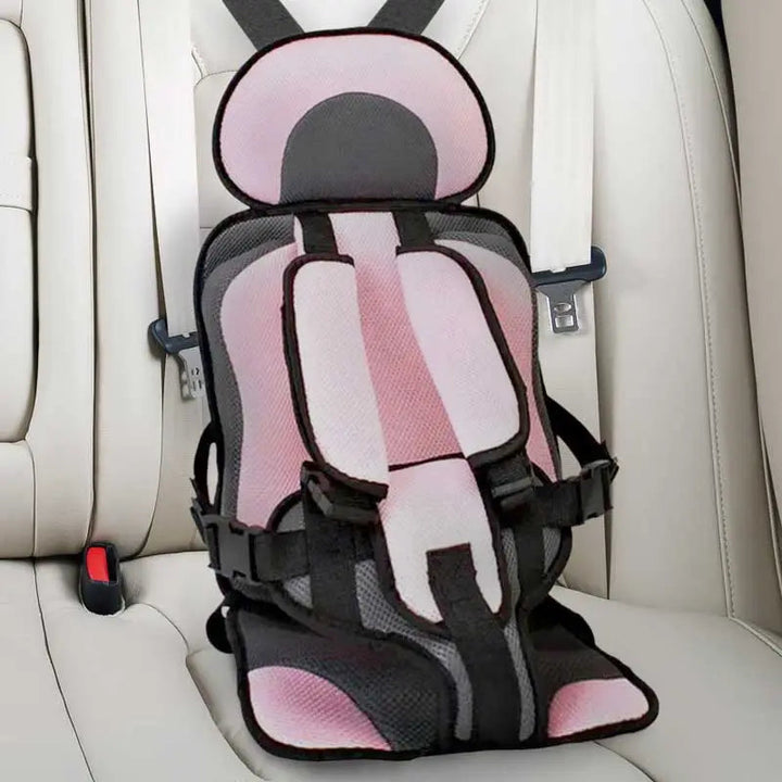 Coussin rehausseur enfant moelleux pour siège auto, garantissant un confort et bien-être accrus sur la route.