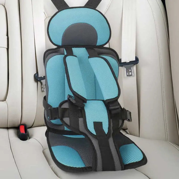Coussin rehausseur ergonomique pour siège enfant, améliorant le confort et la sécurité active sur la route.