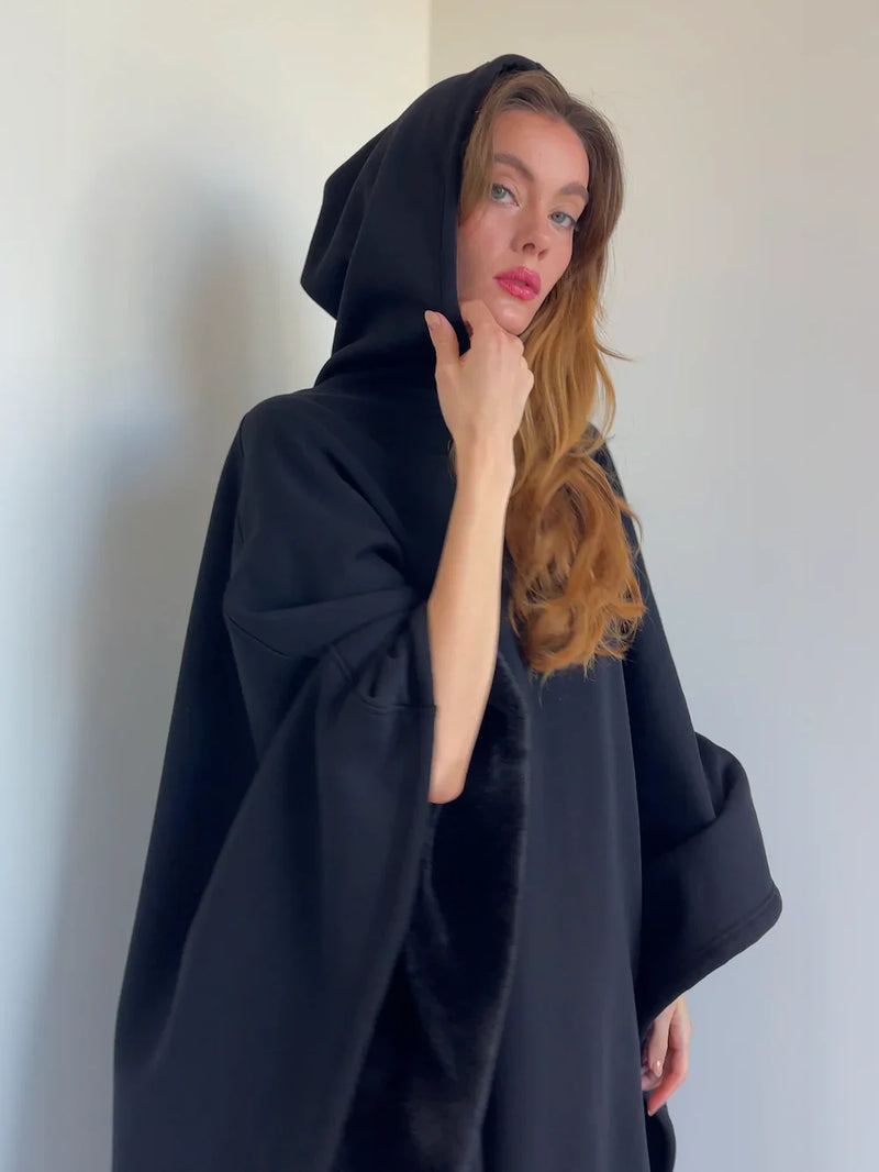 Couverture à capuche géante, douce et confortable. Parfaite pour le cocooning et la détente à la maison.
