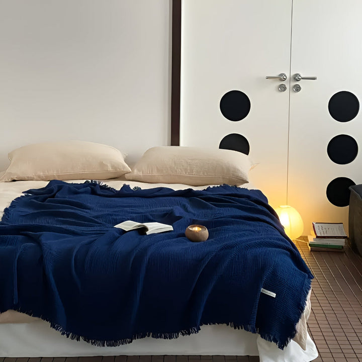Plaid en coton gaufré doux avec franges. Idéal comme jeté décoratif ou couverture confortable pour la maison.
