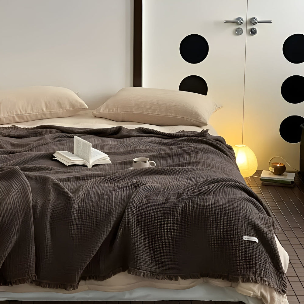 Plaid confortable en coton doux et gaufré, avec franges délicates, parfait pour la décoration de votre maison.