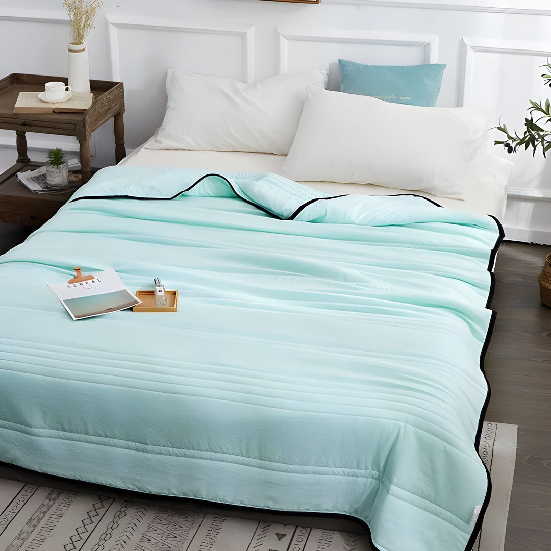 Couverture rafraîchissante en fibre de bambou pour nuits chaudes. Offre un sommeil frais et réparateur.
