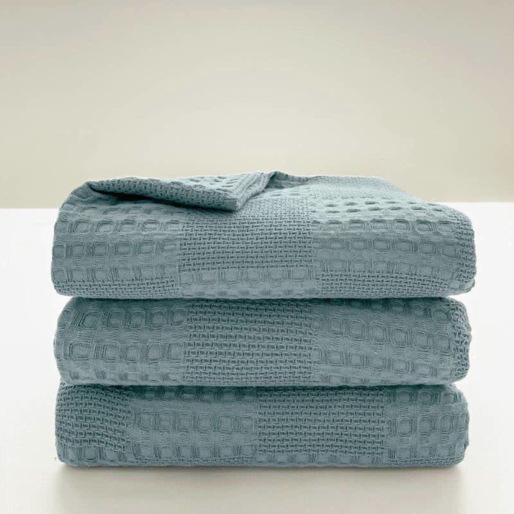 Jeté de lit en coton biologique gaufré, idéal pour une touche de douceur et de chaleur dans votre chambre.