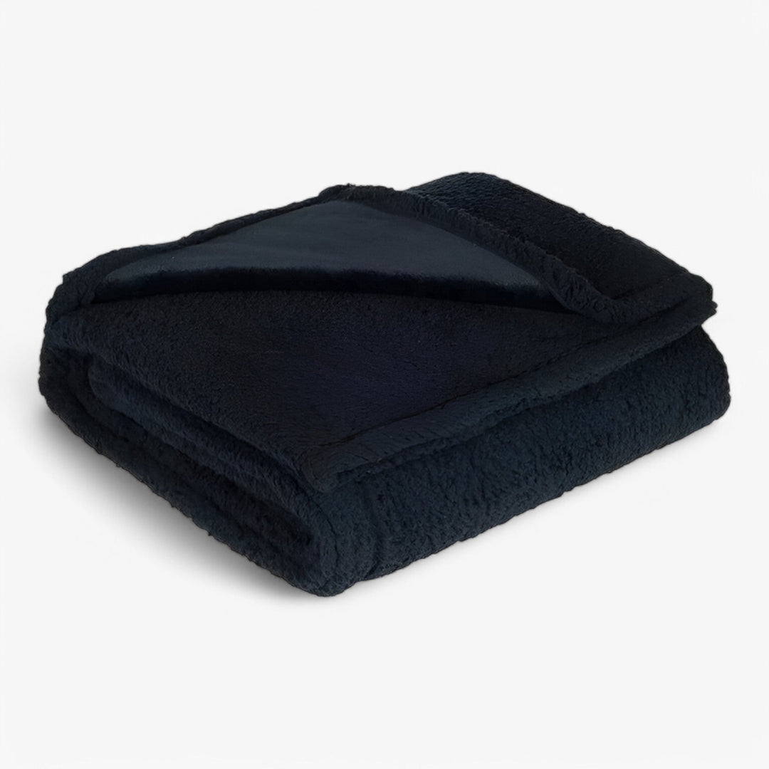 Couverture imperméable noire polyvalente pour protection maison, voiture et confort familial. Lavable.