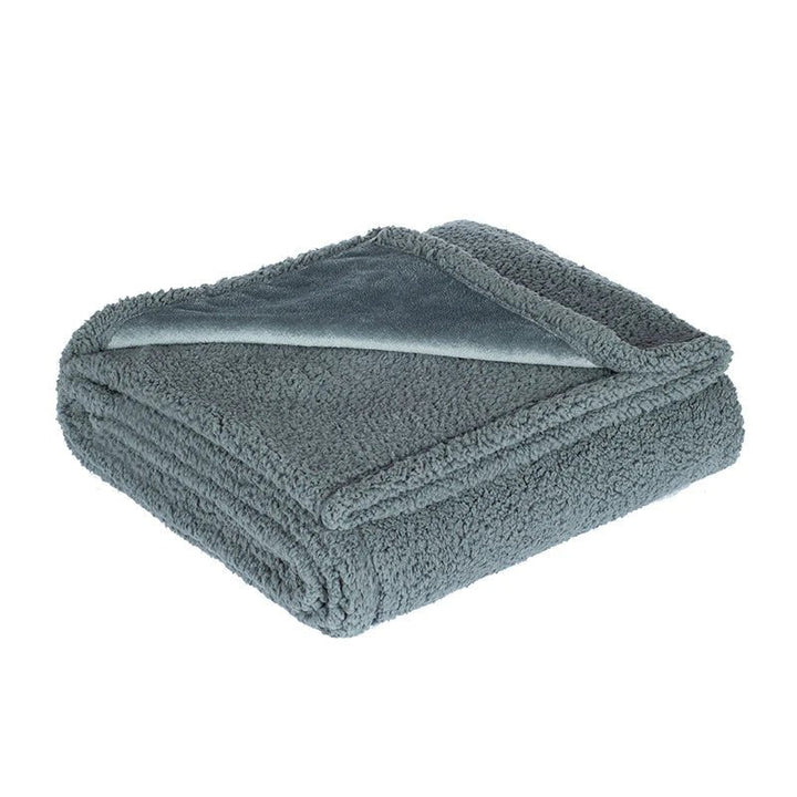 Couverture adulte confortable et imperméable pour relaxation et protection literie. Idéale pour des moments intimes doux.