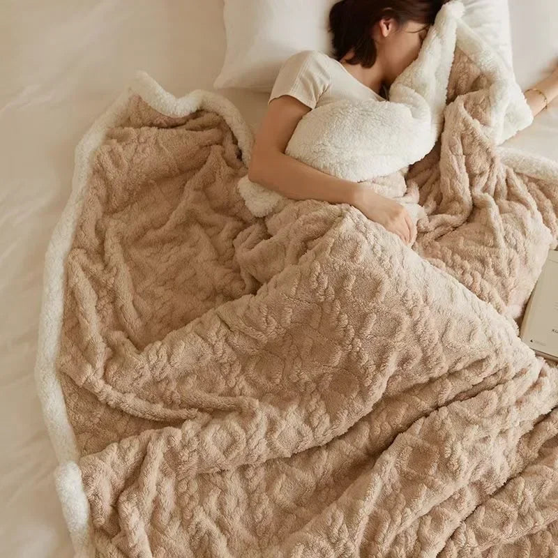 Plaid réversible avec texture douce en relief, parfait pour un confort cosy sur canapé ou comme jeté de lit décoratif.