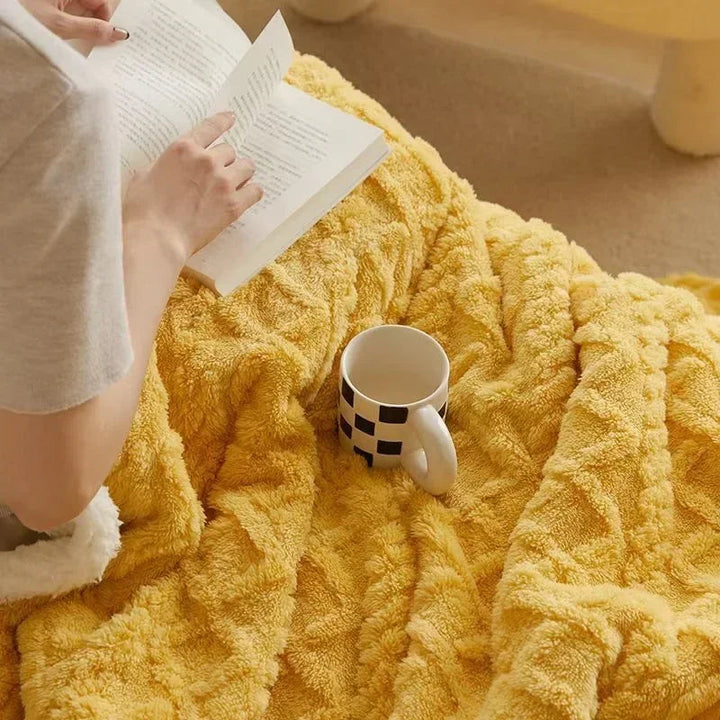 Couverture plaid cosy et douce, parfaite pour ajouter une touche de confort et de chaleur à votre décoration maison.