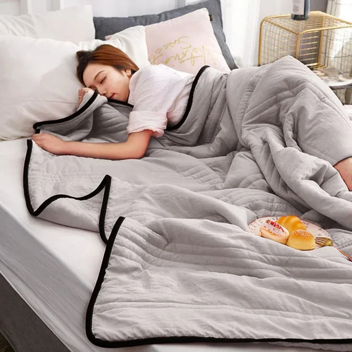 Couverture d'été légère et respirante pour nuits chaudes, confort estival et sommeil frais sans transpiration.