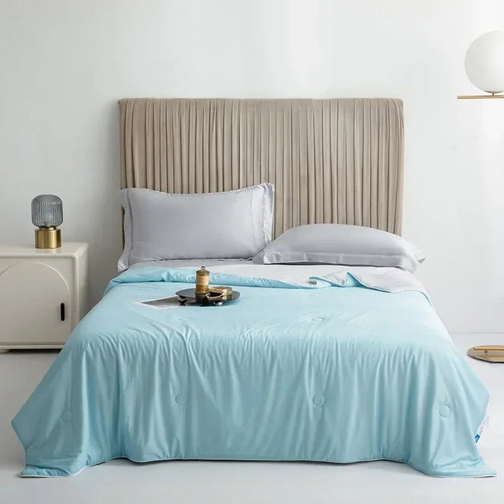 Couverture rafraîchissante double face pour un sommeil estival confortable et serein.