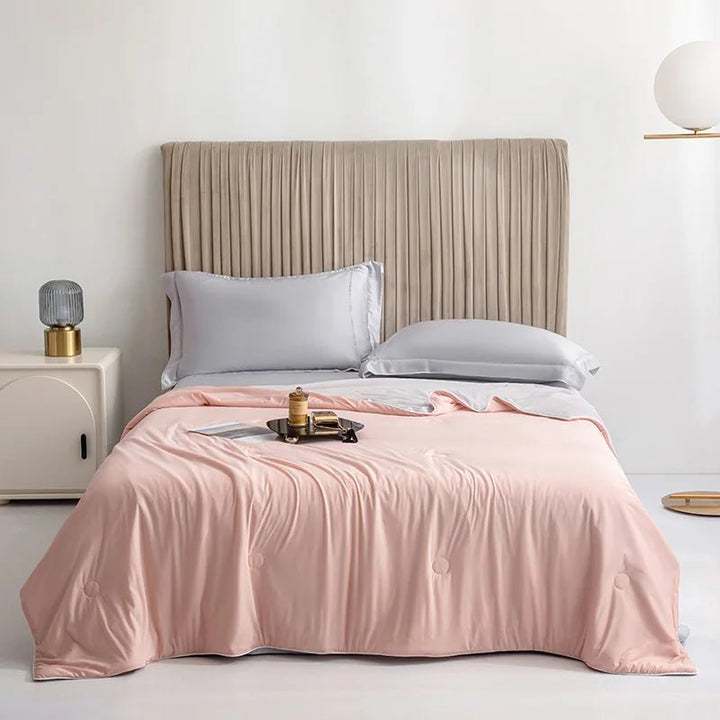 Couverture textile légère et respirante, idéale pour des nuits d'été paisibles à la maison.