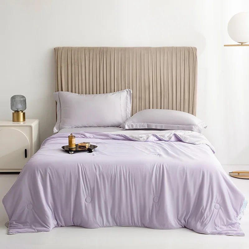 Profitez d'un sommeil frais et serein avec notre couverture double face légère et douce.