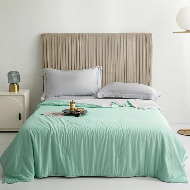 Idéale pour l'été, cette couverture rafraîchissante assure des nuits paisibles et légères.